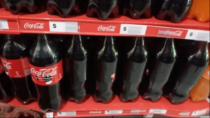 Etiquetas de Coca Cola robadas en la góndola de un supermercado.