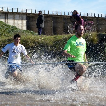 Vuelven los 10K que desafían el agua y el barro del Dique Roggero: esta vez, se corre con camiseta de la Selección Argentina