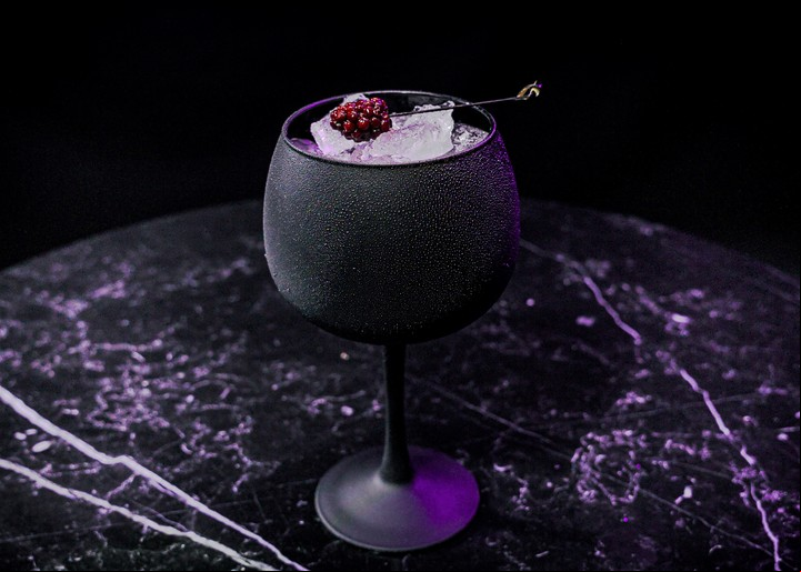 Gin Tonic Púrpura (con moras).