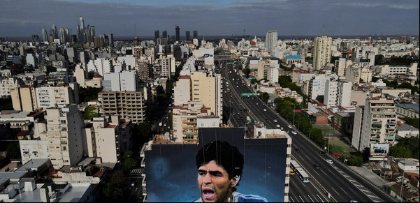 Maradona gigante y eterno: un artista consagrado pinta un mural con un gesto histórico del Diez