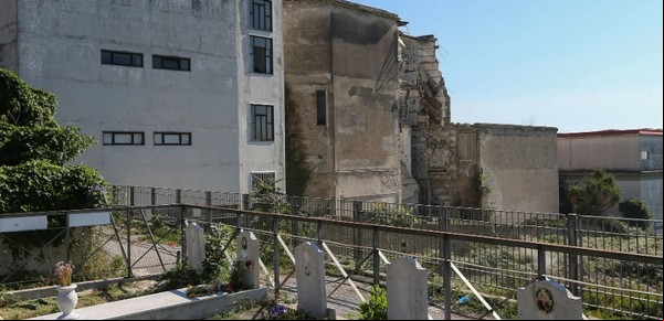Se derrumbó parte de un cementerio y una foto recorrió el mundo por lo lúgubre
