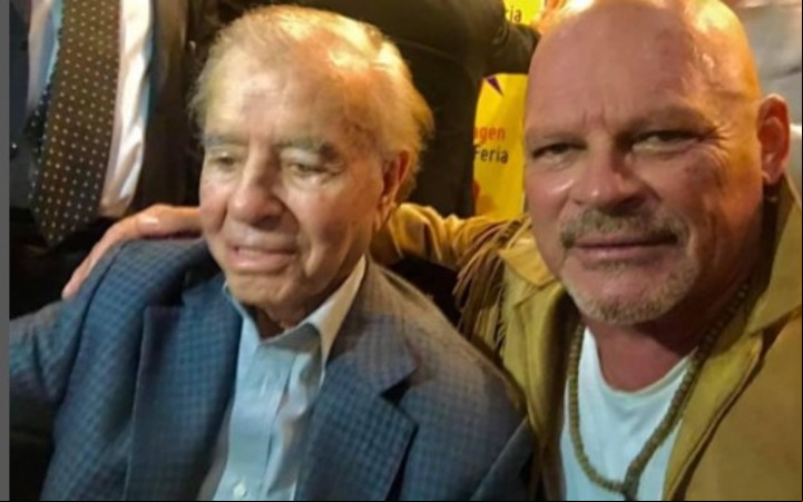 Alfa, de Gran Hermano, en una foto con Carlos Menem.