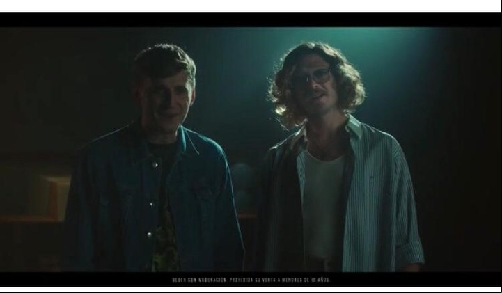 Louta y Goyo Degano, de bandalos Chinos, en el aviso "Coincidencias", de Quilmes, con música de Charly García y Pedro Aznar. Foto: captura de pantalla.