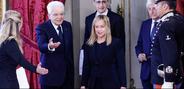 Giorgia Meloni y su gobierno juraron ante el presidente italiano y el martes recibirán el voto de confianza del Parlamento