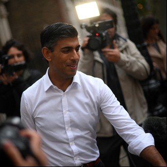 Crisis en el Reino Unido: el exsecretario del Tesoro Rishi Sunak aparece como favorito para ser el próximo premier