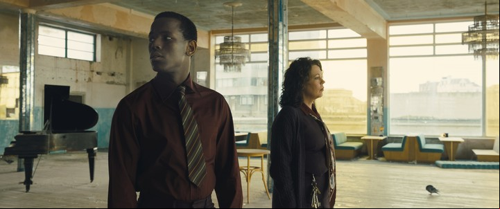 "Imperio de luz", del británico Sam Mendes, tiene a Olivia Colman -en la foto, con Micheal Ward- al frente del elenco. Foto Festival de Mar del Plata