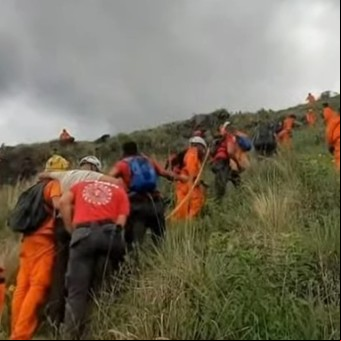 Operativo de rescate de dos contingentes varados en el Cerro Champaquí: una mujer tuvo un ACV y 75 personas fueron puestas a salvo