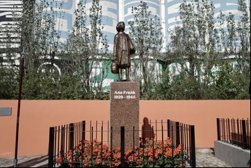 A 7 meses del robo y la mutilación, la estatua de Ana Frank volvió a su lugar original