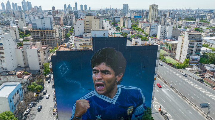 El mural de Maradona que pinta Martín Ron sobre un edificio de San Juan y Virrey Cevallos se ve también desde la autopista 25 de Mayo. Foto: Mario Quinteros