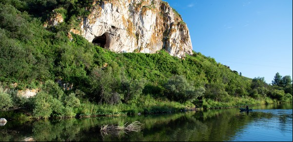 Descubren a la primera familia de neandertales conocida en una cueva rusa