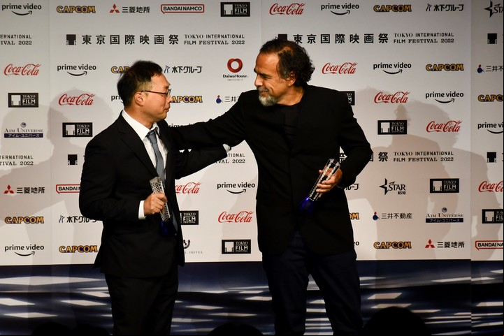 El realizador Alejandro González Iñárritu junto al director nipón Koji Fukada, al recibir este sábado el premio Akira Kurosawa del Festival Internacional de Cine de Tokio. Foto: EFE