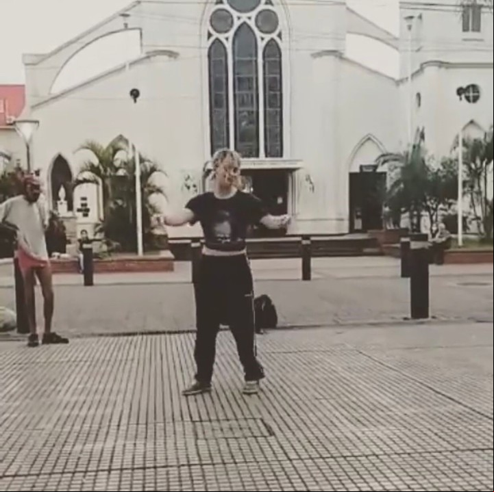 En la plaza de San Justo, su ciudad, y donde muchas veces tambié muestra su arte.