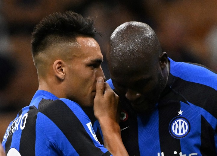 Lukaku pierde terreno ante un Lautaro cada vez más protagonista. (REUTERS/Alberto Lingria)