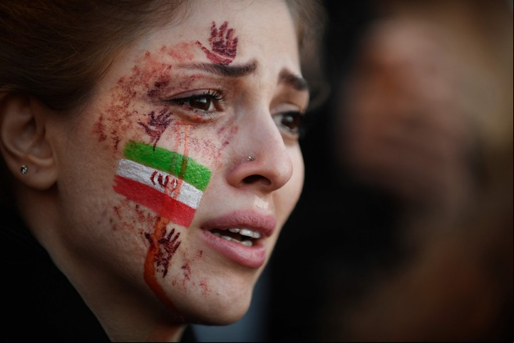 Protestas en París contra el asesinato de Amini. Foto: JULIEN DE ROSA / AFP
