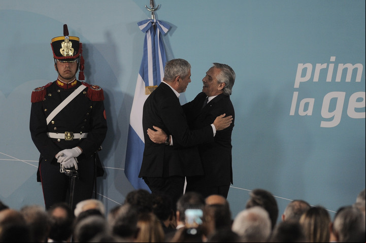 Alberto Fernández despide a Jorge Ferraresi.
Foto: Juan Manuel Foglia.