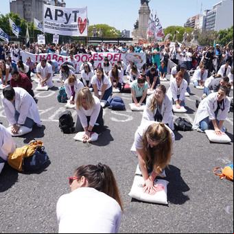 Los residentes médicos rechazan un salario de 196 mil pesos y reclaman 250 mil en mano