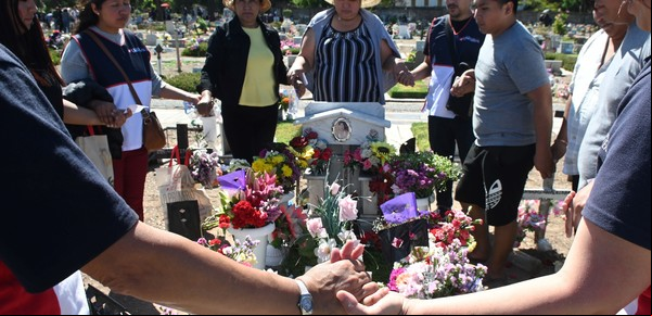 Multitudinaria celebración con más de 50.000 personas en el cementerio de Flores por el Día de los Difuntos