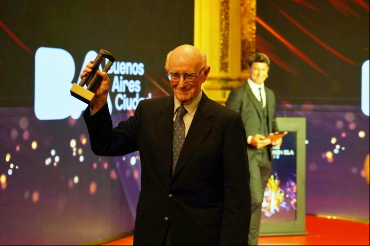 Natalio Botana en el Salón Dorado del Teatro Colón. Foto Martín Bonetto