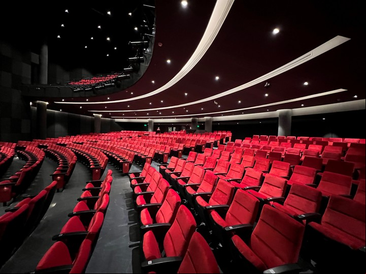 La sala del teatro es ancha y poco profunda.