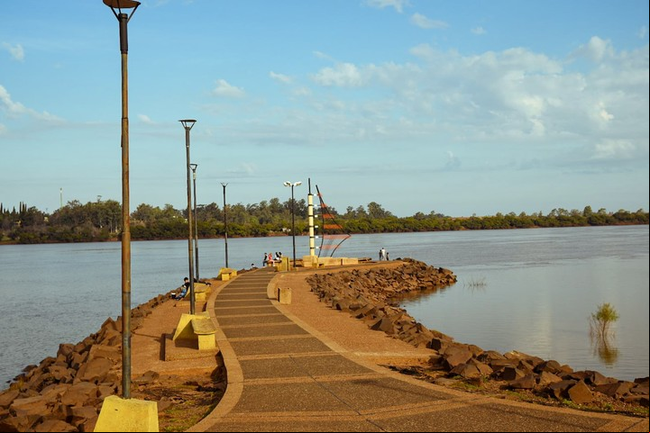 La renovada costanera, para pasear y matear con la calma del río. Foto Turismo Concordia.