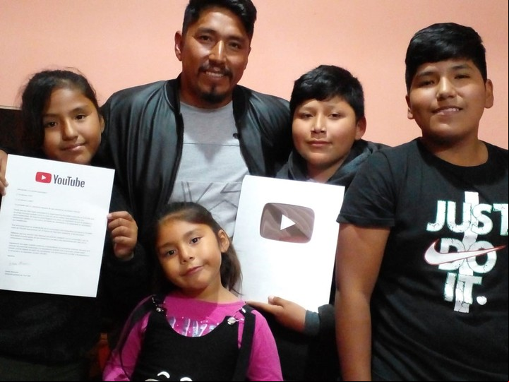Osmar mostrando junto a su familia uno de los premios que recibió gracias a su canal de youtube, debido a la cantidad de gente que lo sigue.