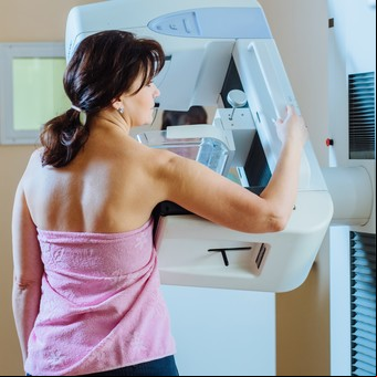 Cáncer: las medidas simples que pueden alargar la vida de las mujeres y los frenos que todavía lo impiden