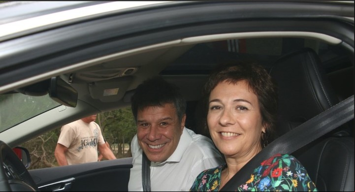 Facundo Manes y su señora arribando a la boda de Alejandro Fantino y Coni Mosqueira. Fotos: MovilPress.