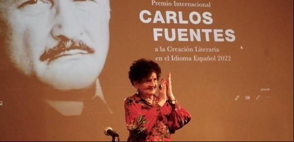 La escritora mexicana Margo Glantz recibió el Premio literario Carlos Fuentes