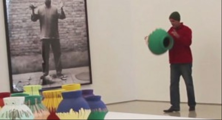 Para emular a Ai Wei Wei, el dominicano Máximo Caminero rompió un obra del artista chino, que no lo perdonó.