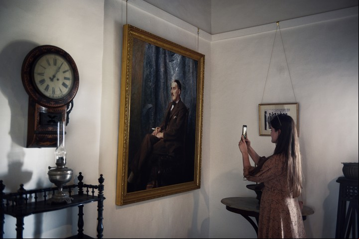 Una visitante en la reapertura la semana pasada de Carter House en Luxor, Egipto, en el centenario del descubrimiento de la tumba de Tutankamón, en Luxor, Egipto. (Jonathan Rashad/The New York Times)