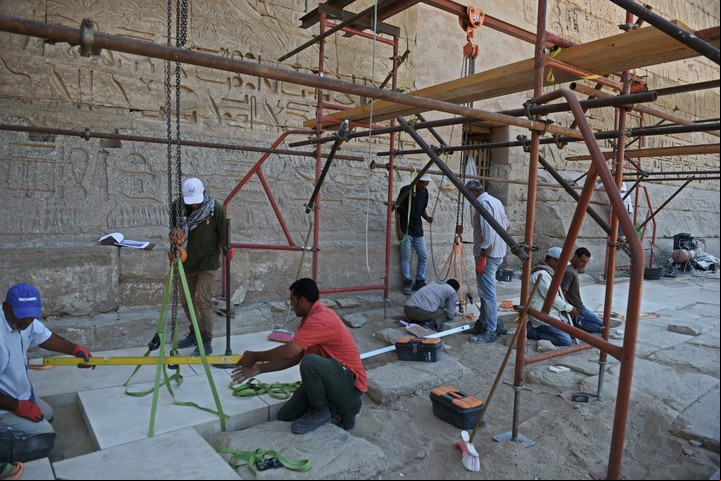Los trabajadores reemplazan las piedras faraónicas dañadas por otras nuevas hechas a mano por albañiles en el complejo del templo de Medinet Habu en Luxor. (Jonathan Rashad/The New York Times)