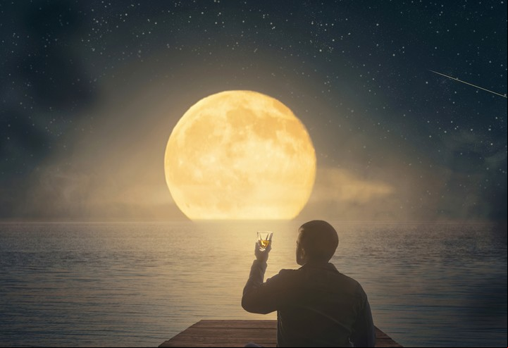 El agua de Luna se emplea en hechizos de magia blanca para estimular nuestra intuición y cumplir deseos. Foto: Shutterstock