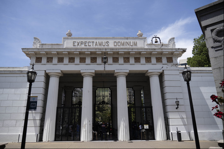 El portal principal del cementerio de Recoleta, también conocido como peristilo, es Patrimonio Histórico Nacional. Foto: Andres D'Elia