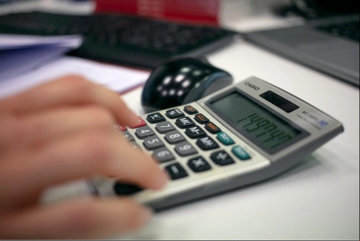 Algún imprevisto económico puede hacer que el sueldo no alcance hasta fin de mes. Foto: Pexels.