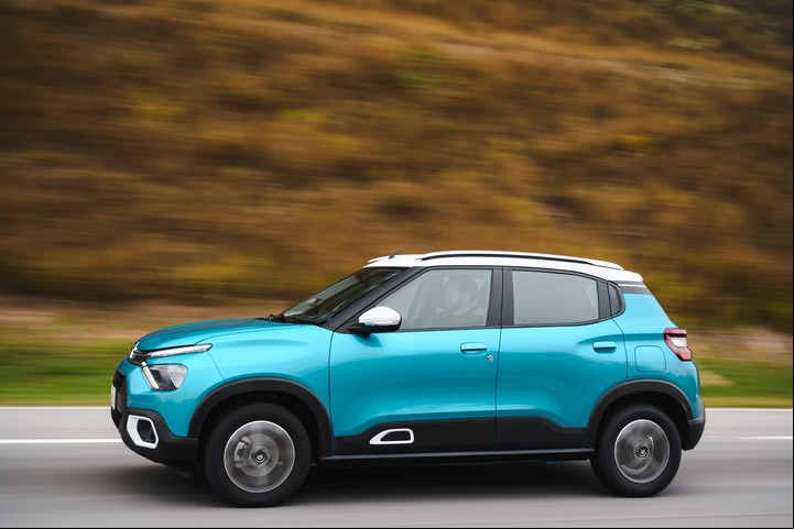 En ruta, por su centro de gravedad alto y suspensiones blandas, el CItroën C3 muestra balanceos de carrocería.