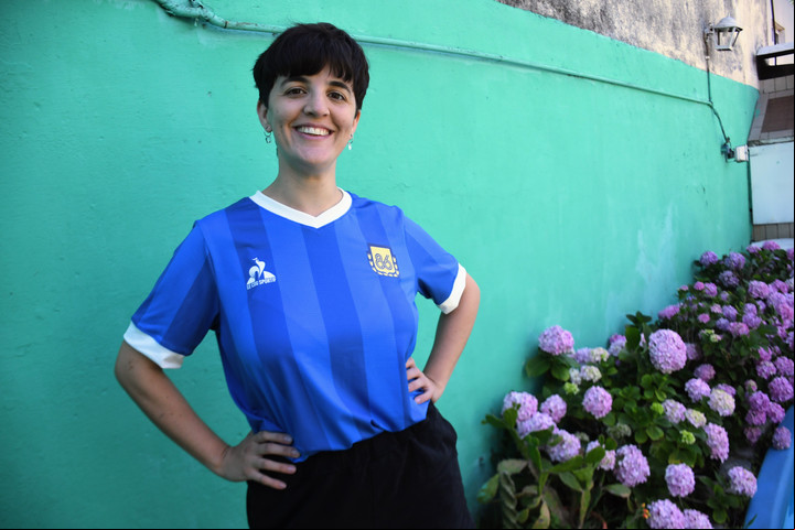 Con la camiseta del Diego. La ilusión de Jorgelina Tomasin. Foto Juan José García