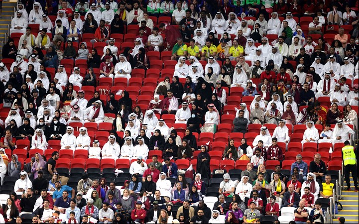 La hinchada de Qatar se fue antes del estadio Al Bayt. Foto EFE.