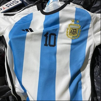 Mundial de Qatar: así es la ruta de las camisetas truchas de la Selección Argentina, un negocio millonario
