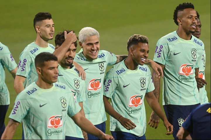 Las estrellas de Brasil ya entrenan en Qatar (EFE/EPA/NEIL HALL)