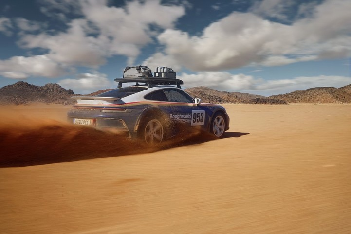El Porsche 911 Dakar está preparado para "correr" fuera del asfalto.