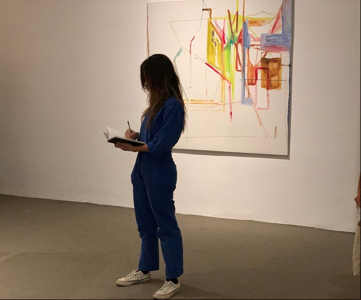 Gran interés de los visitantes a la muestra. Detrás, "Bodegón Acordeonado", 2005, de Deborah Pruden.