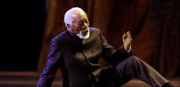 ¿Qué le pasa a Morgan Freeman en la mano? El extraño rio que usó en la inauguración del Mundial
