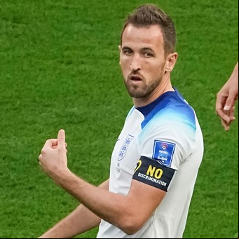 Tras la amenaza de sanciones, Harry Kane utilizó otro brazalete para visibilizar su reclamo