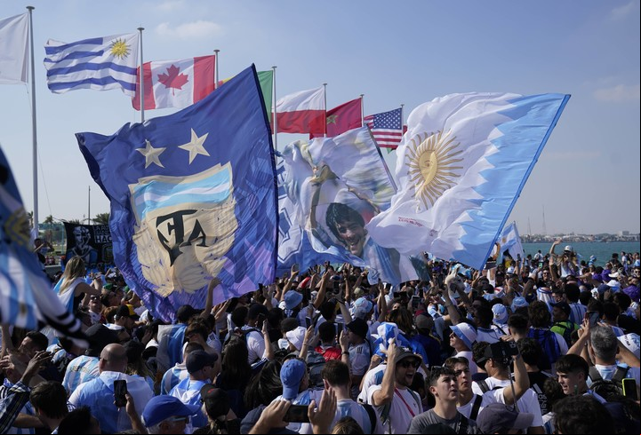Banderazo argentino en "Corniche" costanera Qatar. Foto: Fernando de la Orden / Enviado Especial