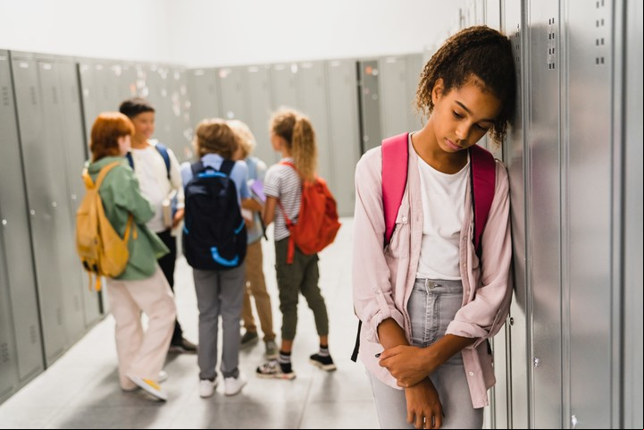 Las niñas y niños con padres y madres ausentes tienen más desconfianza en los vínculos Foto ilustración Shutterstock.