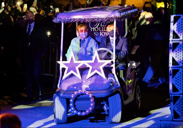 El carro de Elton John, con su piano, para tocar en la Quinta Avenida. Foto AP