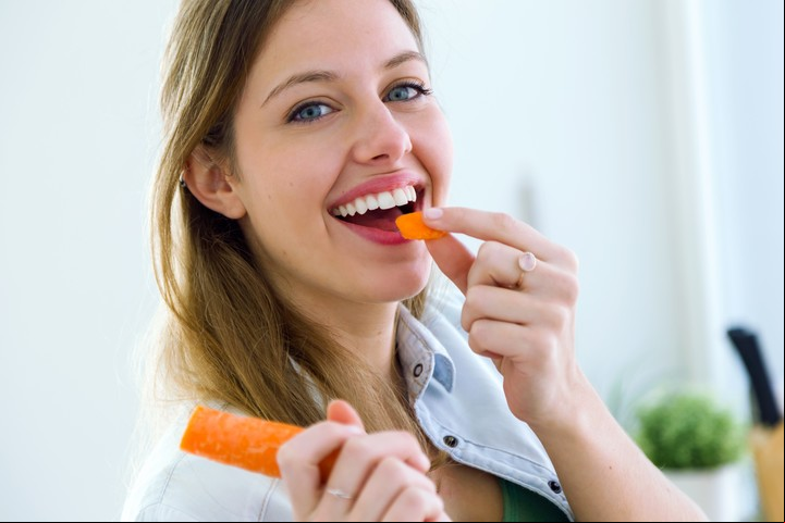 Podemos comer zanahoria o directamente frotarla sobre los dientes para blanquearlos de manera natural. Foto Shutterstock.