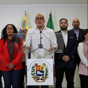 Con dudas y desconfianza, el gobierno y la oposición de Venezuela retoman el diálogo