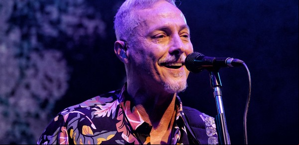 Pedro Aznar anticipó su próximo disco en un recital lleno de hits propios, de Charly y de Lennon