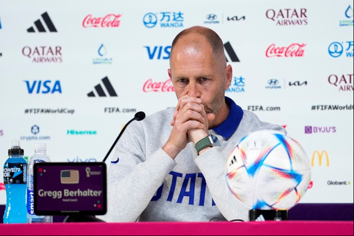 El entrenador de Estados Unidos se disculpó por la modificación de la bandera iraní en las redes sociales de la federación. (AP Photo/Ashley Landis)